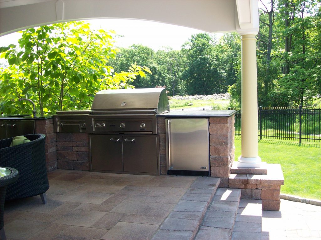 Outdoor Kitchen by Curti's Landscaping